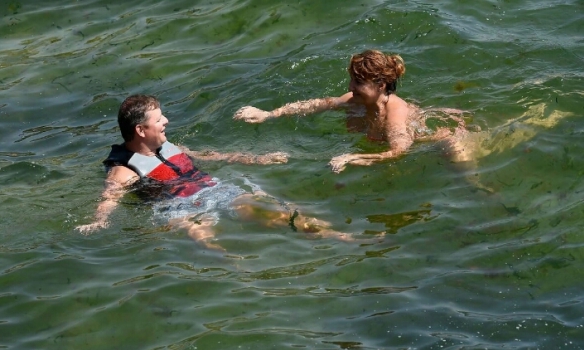 Як сусід Клюєва у рятувальному жилеті купався у брудному морі в Одесі - фото 1