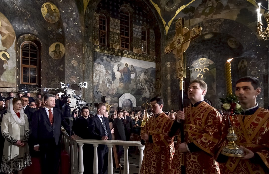 Президентське подружжя у Великодню ніч помолилося за Україну - фото 6