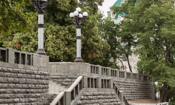 Для киян відкрили оновлений майданчик біля Десятинної церкви - фото 2 Для киян відкрили оновлений майданчик біля Десятинної церкви - фото 2