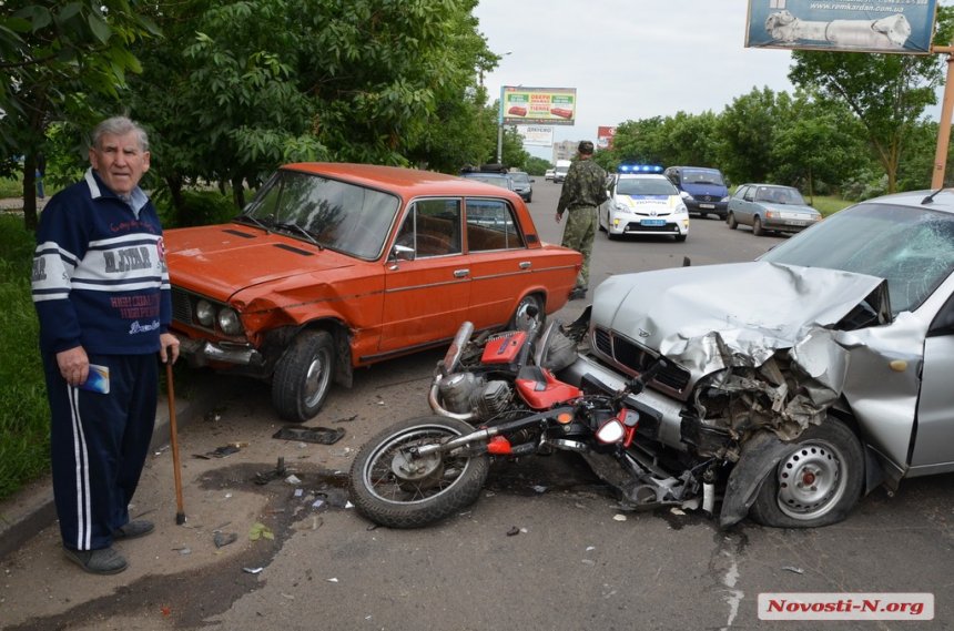 У потрійній ДТП в Миколаєві розтрощило мотоцикл: водій в лікарні