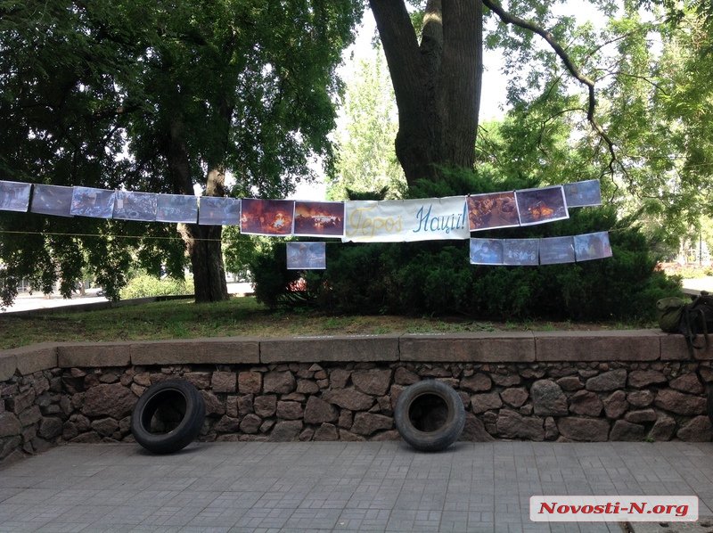 У Миколаєві під стінами ОДА повісили "корупційне" опудало - фото 1
