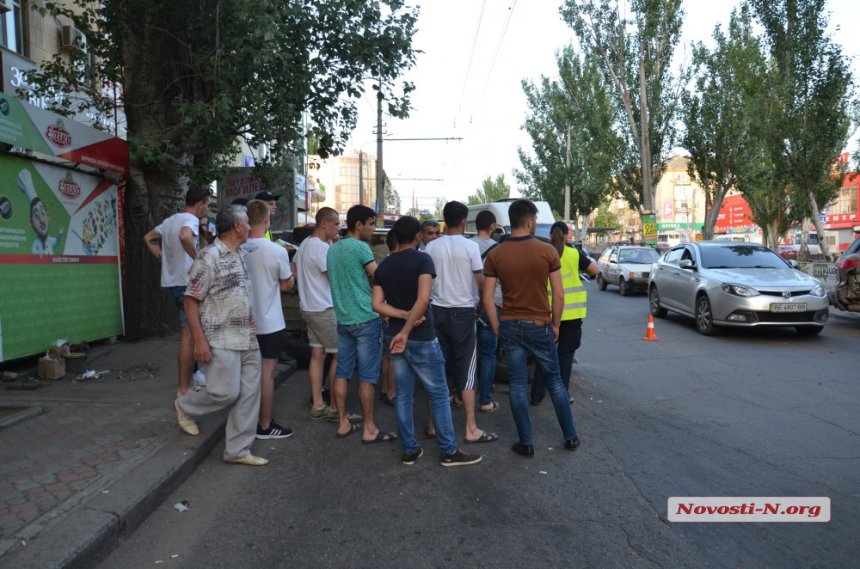 ДТП у Миколаєві: Одна машина знесла огорожу, інша завалилася на бік
