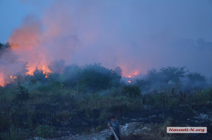 У Миколаєві загорілося сміттєзвалище. Місто потерпає від їдкого диму - фото 1