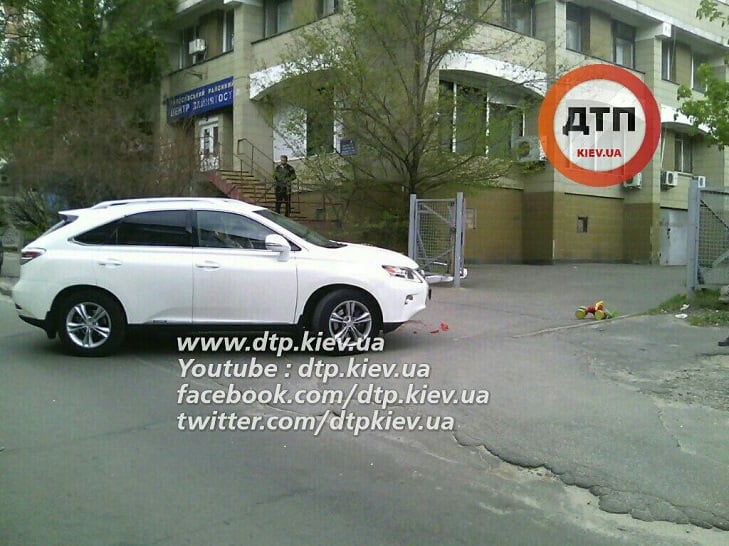 У Києві жінка на Lexus двічі переїхала дитину - фото 2