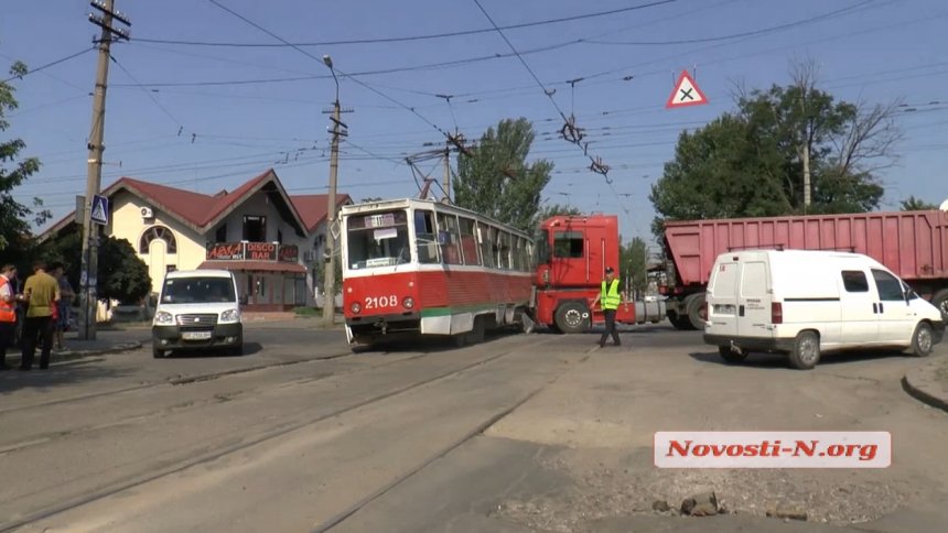 У Миколаєві зерновоз протаранив трамвай: є постраждалі 