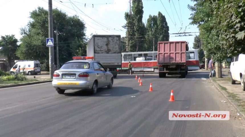 У Миколаєві зерновоз протаранив трамвай: є постраждалі 