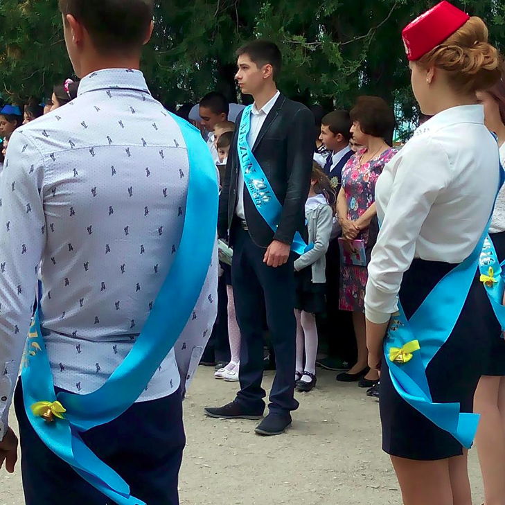 Кримські школярі прийшли на останній дзвоник з українською і кримськотатарською символікою - фото 1