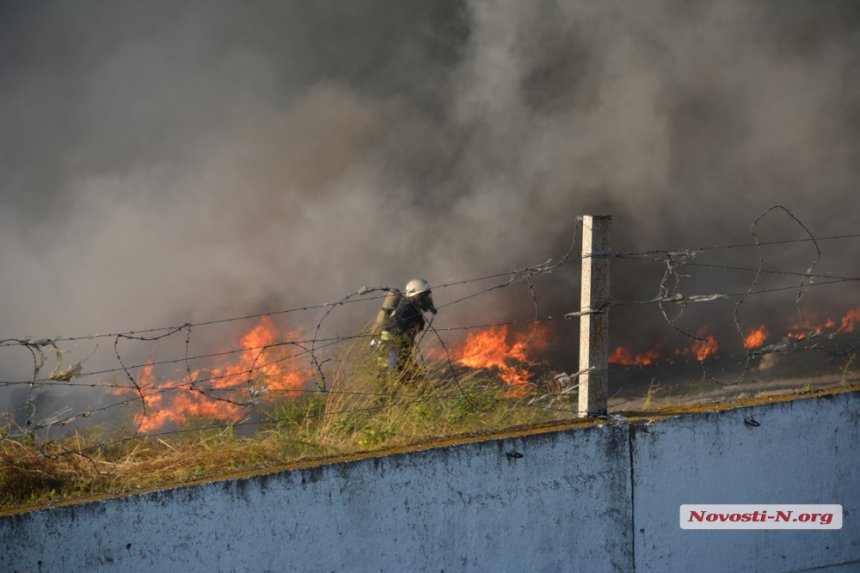 На Миколаївщині загорівся підпільний завод по переробці автомобільних шин - фото 1