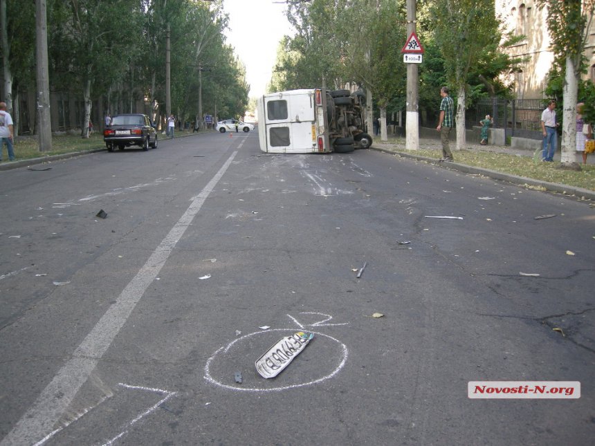 У Миколаєві в результаті зіткнення з легковиком перевернулась маршрутка - фото 4