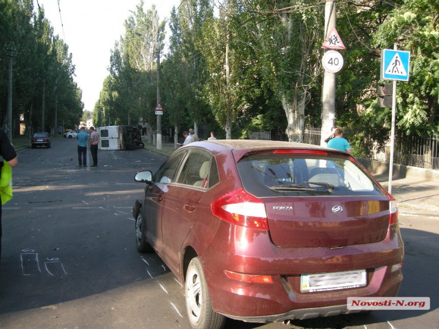 У Миколаєві в результаті зіткнення з легковиком перевернулась маршрутка - фото 3