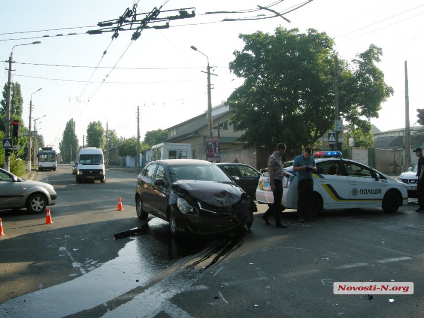 У Миколаєві в результаті зіткнення з легковиком перевернулась маршрутка - фото 2