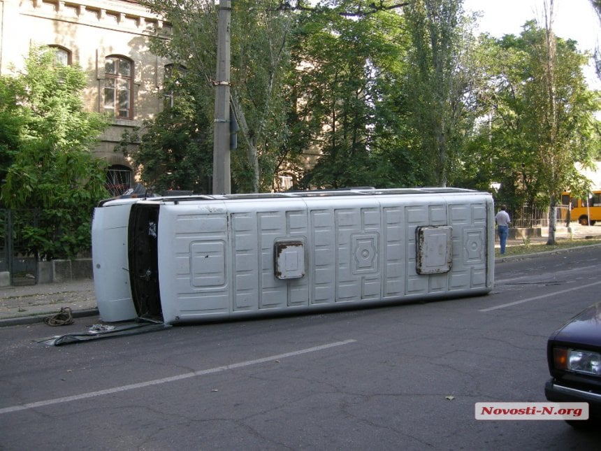 У Миколаєві в результаті зіткнення з легковиком перевернулась маршрутка - фото 1