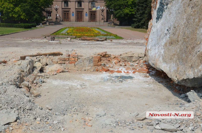 З головною площі Миколаєва прибрали постамент Леніну