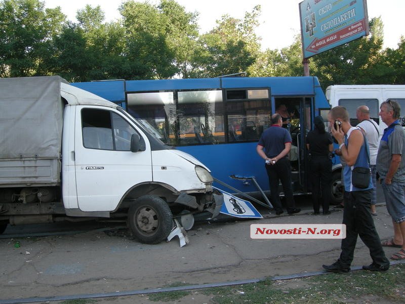 У Миколаєві машина влетіла у зупинку: дивом ніхто не постраждав