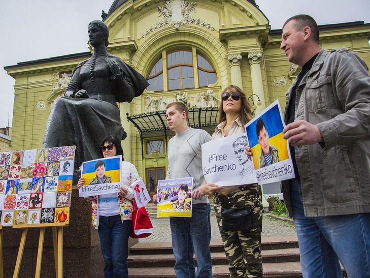 Чернівчанки подарували Надії Савченко "Квітку Надії" - фото 1
