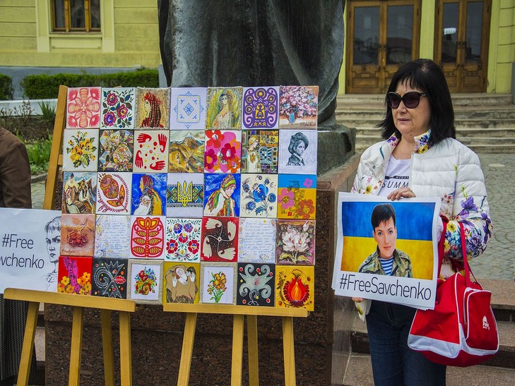 Чернівчанки подарували Надії Савченко "Квітку Надії" - фото 2