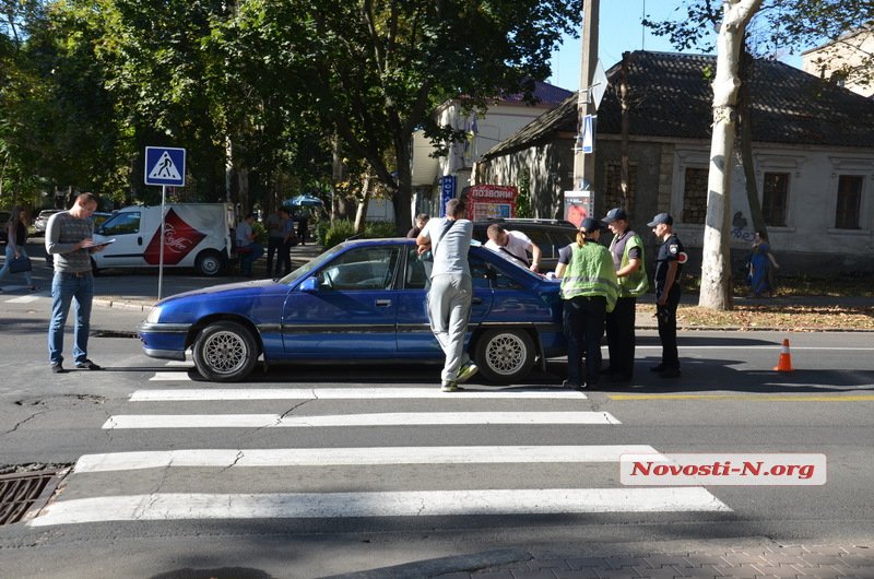 В центрі Миколаєва Opel збив на "зебрі" мати з чотирирічною донькою - фото 2