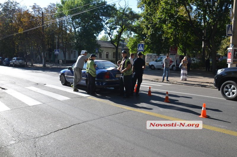В центрі Миколаєва Opel збив на "зебрі" мати з чотирирічною донькою - фото 1