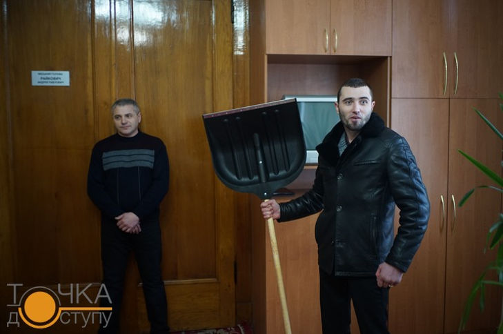 Меру Кіровограда вручили лопату для прибирання снігу - фото 1