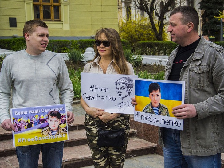 Чернівчанки подарували Надії Савченко "Квітку Надії" - фото 3