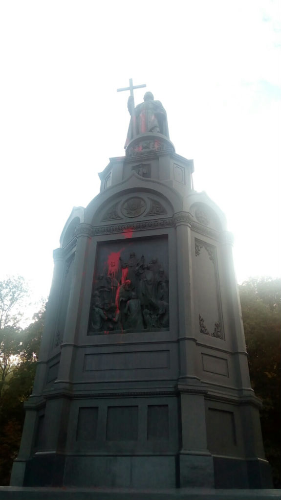 Почервонів: у Києві познущалися над пам'ятником Володимиру - фото 1