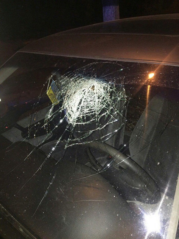 Злякавшись луцьких копів, водій розбив головою лобове скло (ФОТО) - фото 1