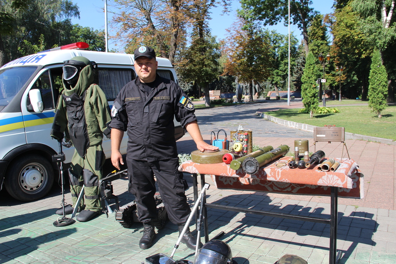 Вінницькі поліцейські привезли в центр Вінниці свій арсенал - фото 2