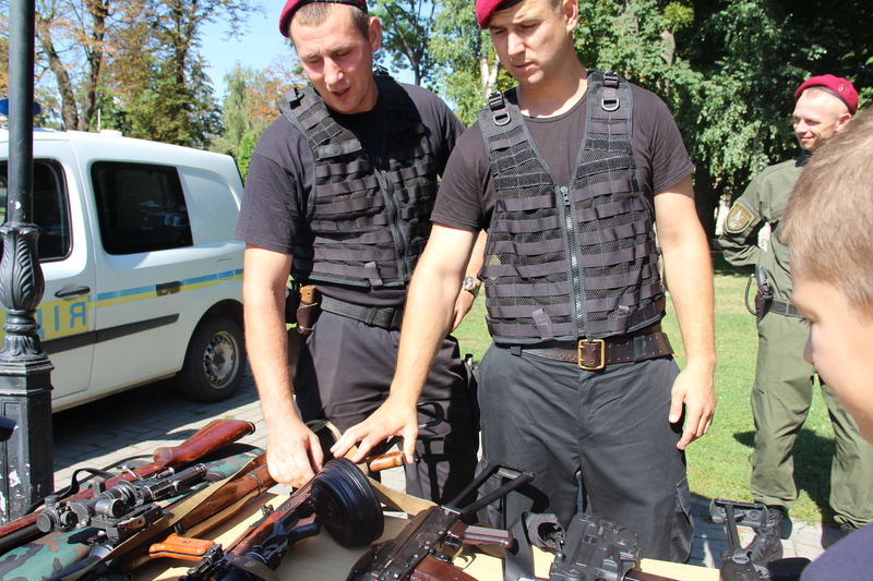 Вінницькі поліцейські привезли в центр Вінниці свій арсенал - фото 3