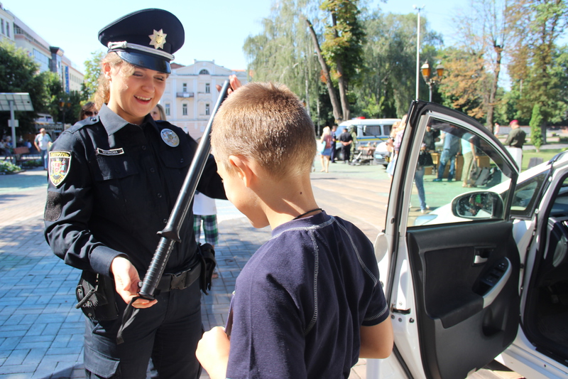 Вінницькі поліцейські привезли в центр Вінниці свій арсенал - фото 6