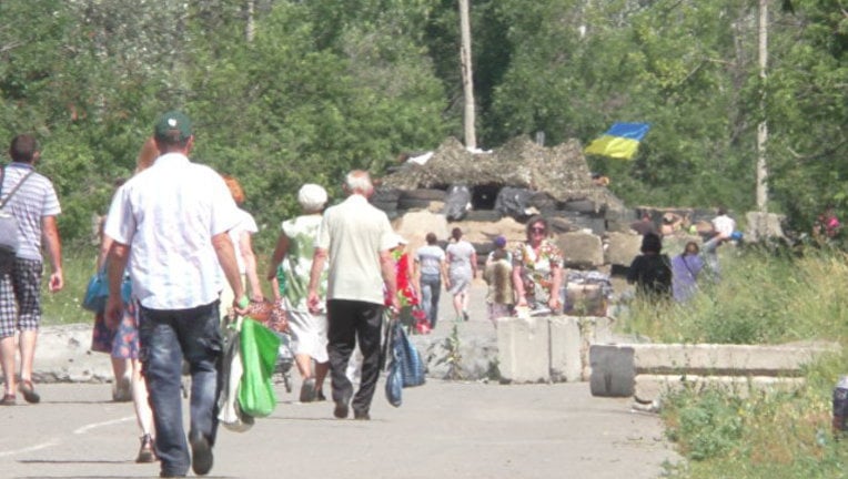 Біг з перешкодами: Як жителі "ЛНР" долають лінію розмежування - фото 3