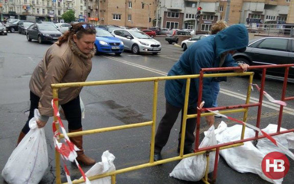 Рух в центрі Києва паралізовано: містяни перекрили вулицю Басейну мішками з піском  - фото 1