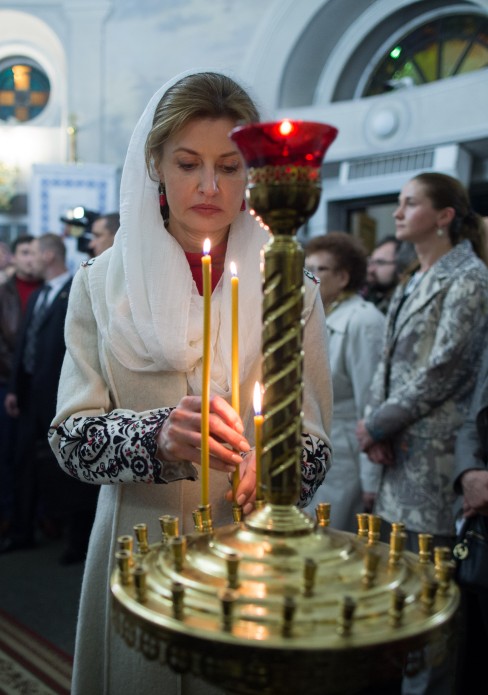 Президентське подружжя у Великодню ніч помолилося за Україну - фото 3
