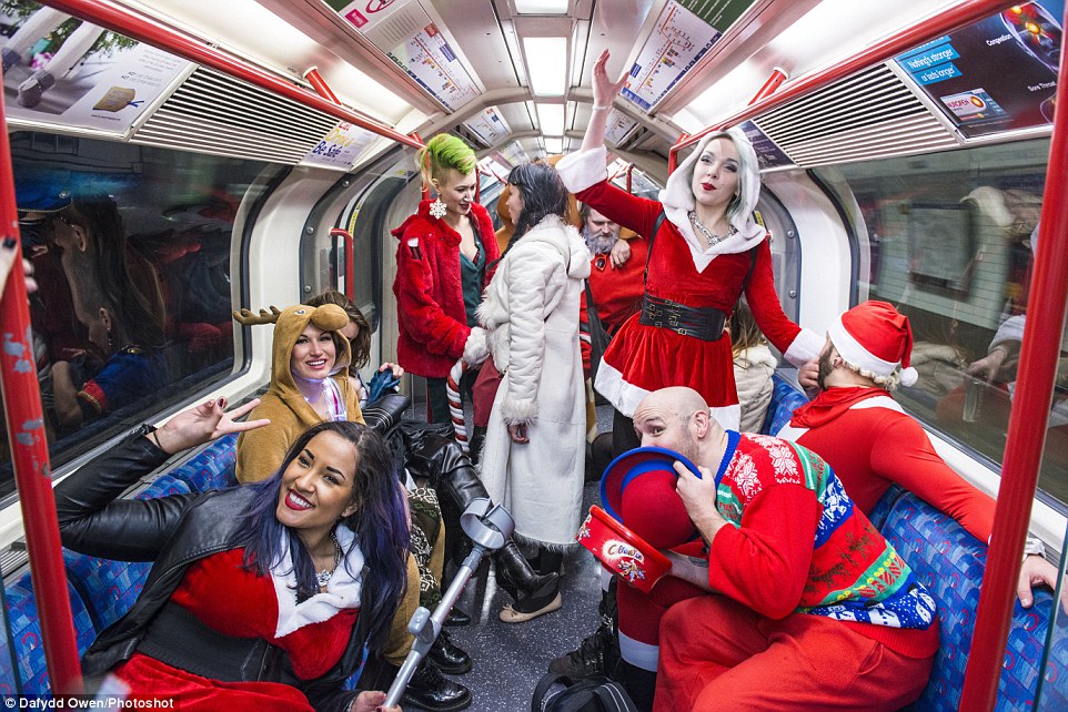 Як у центрі Лондона тисячі Санта Клаусів, ельфів та оленів напилися - фото 9