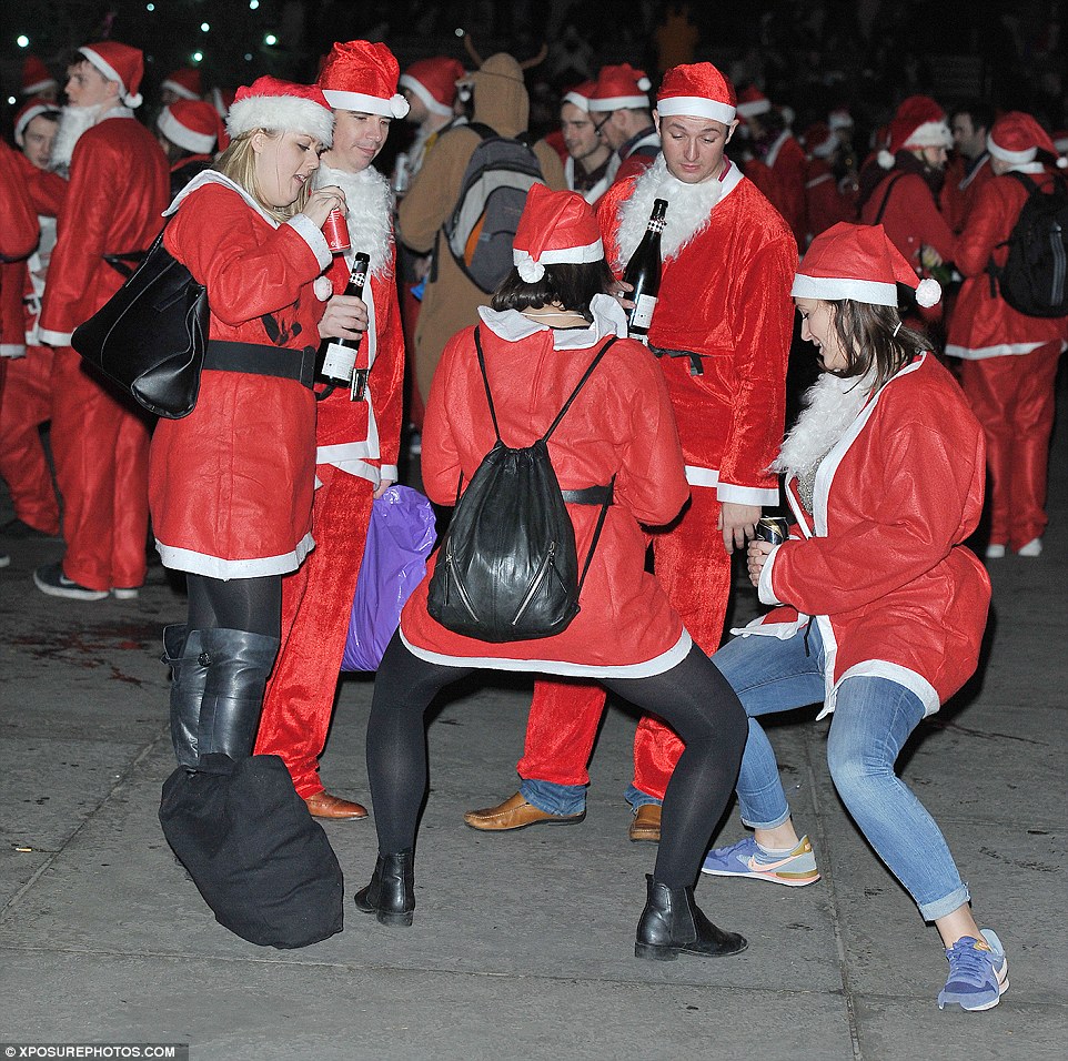Як у центрі Лондона тисячі Санта Клаусів, ельфів та оленів напилися - фото 3