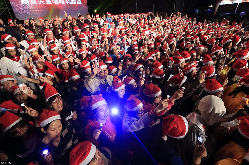 Різдво у світі: дівчата у бікіні, сотні співаючих Сант та меса у Ватикані - фото 4