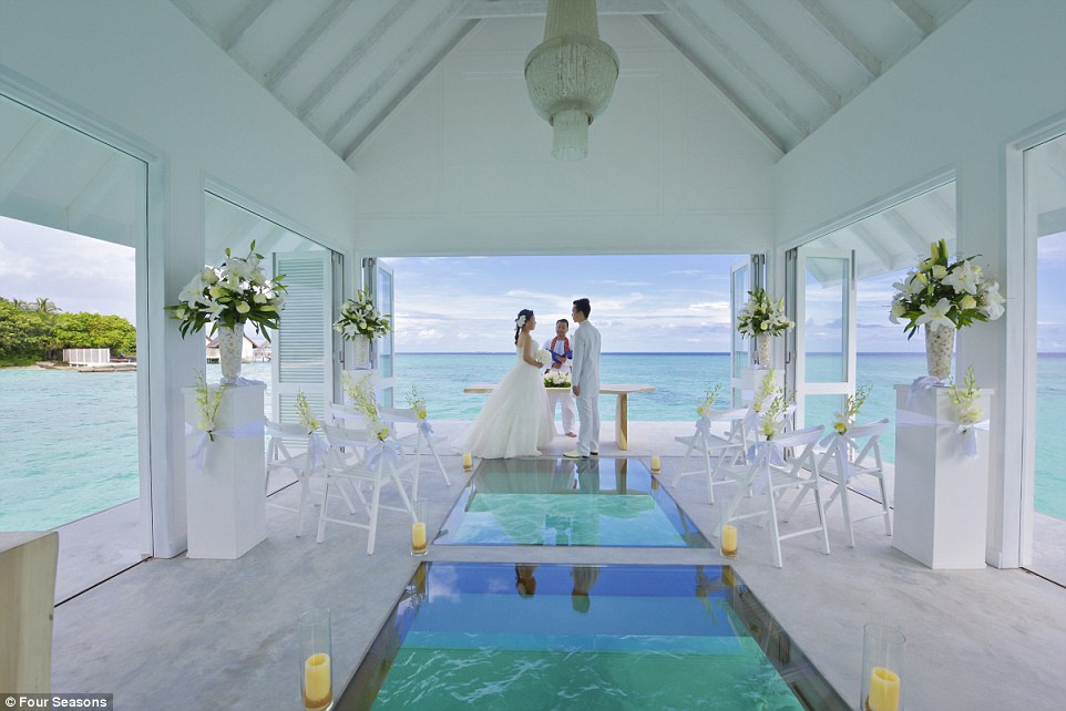 Як виглядає неймовірний павільйон для весіль на Мальдівах із прозорою підлогою  - фото 2