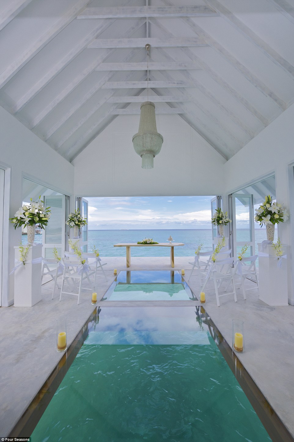 Як виглядає неймовірний павільйон для весіль на Мальдівах із прозорою підлогою  - фото 4