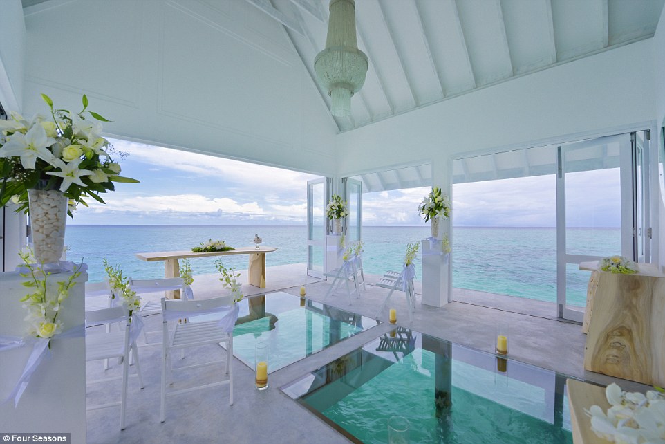 Як виглядає неймовірний павільйон для весіль на Мальдівах із прозорою підлогою  - фото 3
