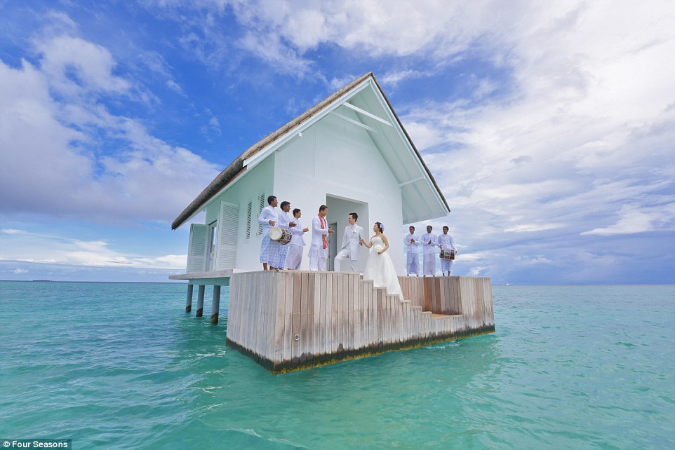 Як виглядає неймовірний павільйон для весіль на Мальдівах із прозорою підлогою  - фото 1