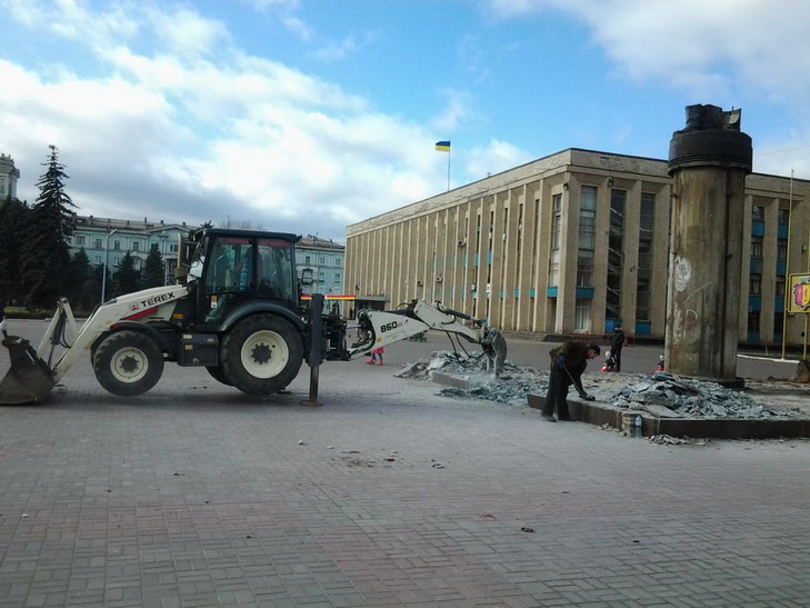 У Дніпродзержинську розбивають постамент поваленого пам'ятника - фото 1