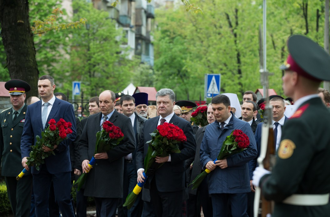Перші особи держави вшанували ліквідаторів та жертв Чорнобильської катастрофи - фото 2