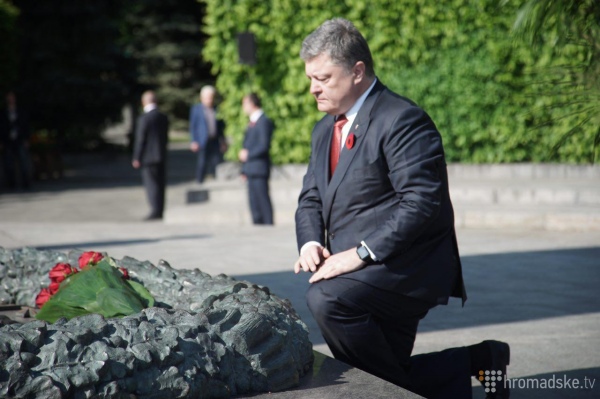 Порошенко на колінах та молитва за Україну: Як у Києві святкують 9 травня - фото 3