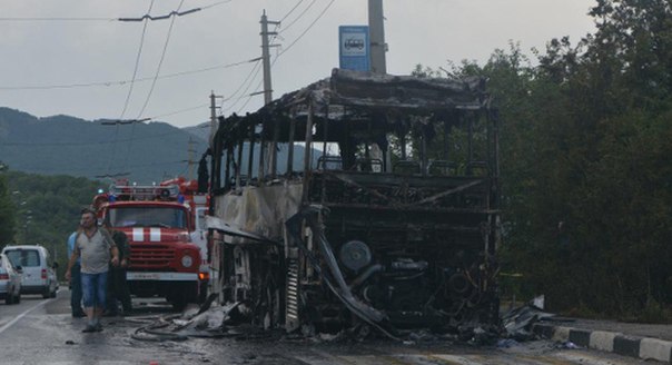 На трасі Алушта-Сімферополь загорівся автобус з 37 дітьми  - фото 1