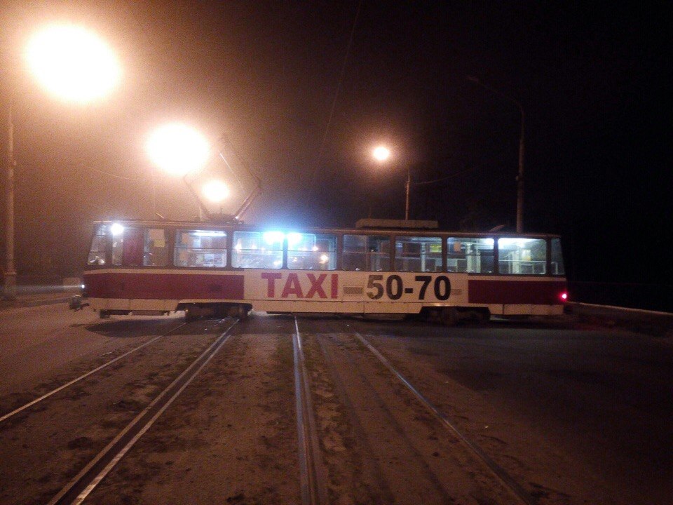 У Харкові трамвай злетів із рейок та перекрив вулицю - фото 1