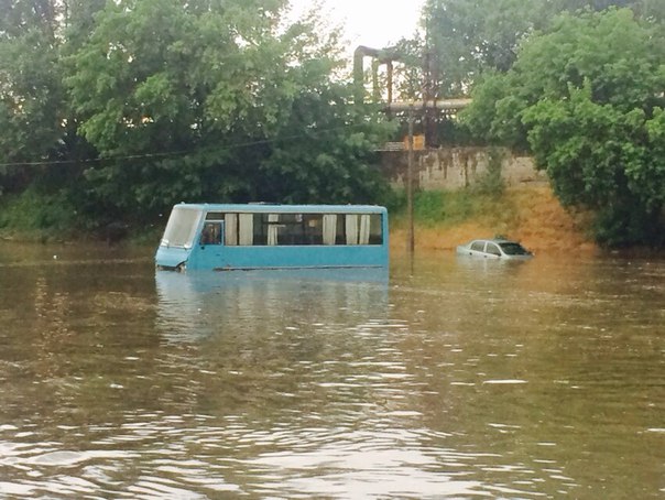У Донецьку через сильну зливу затопило та позривало дороги (ФОТО) - фото 1