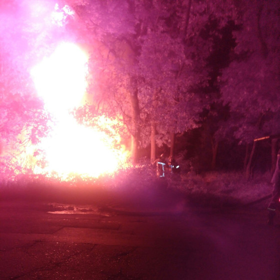 У Харкові разом із водієм посеред вулиці згорів автомобіль - фото 1