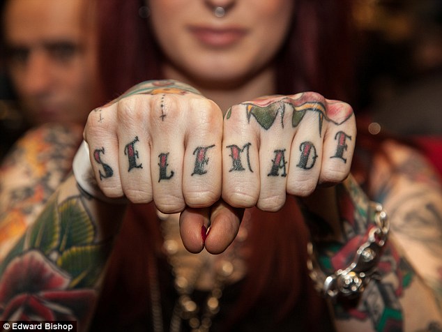 Як еволюціонували татуювання на пальцях: від сендвіча до справжнього кохання  - фото 5