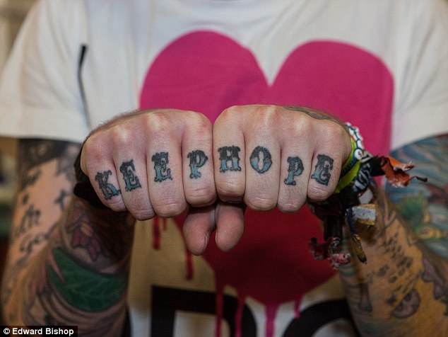 Як еволюціонували татуювання на пальцях: від сендвіча до справжнього кохання  - фото 9