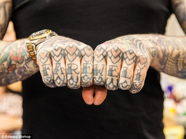 Як еволюціонували татуювання на пальцях: від сендвіча до справжнього кохання  - фото 3