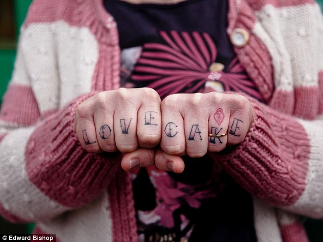 Як еволюціонували татуювання на пальцях: від сендвіча до справжнього кохання  - фото 1